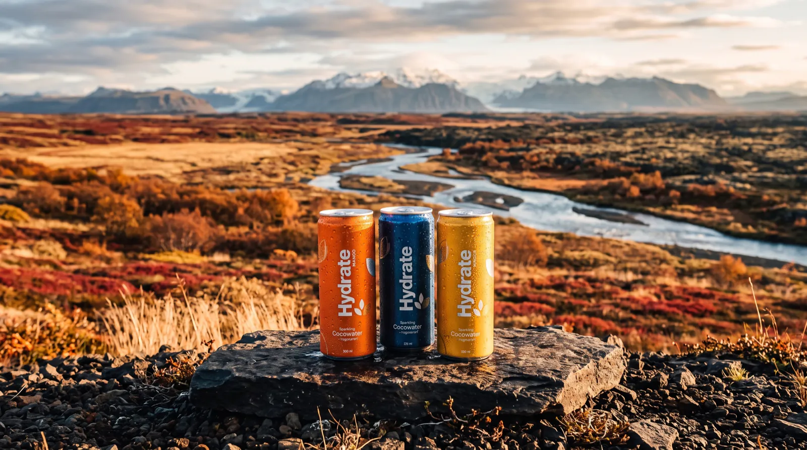 Hydrate dósirnar þrjár á hraunhellu með haustlitað hálendi og jökulá í baksýn